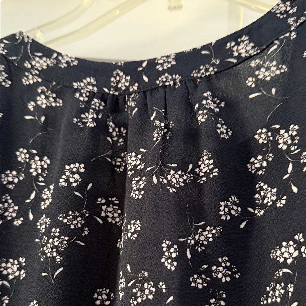 Hawthorn Black Floral Sleeveless Shirt - Picture 4 of 4